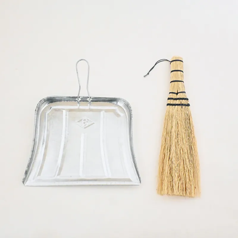 手仕事の温もりが伝わる文化ちりとりと和小ぼうき。素朴な佇まいが日々の掃除を心地よい時間にしてくれます。