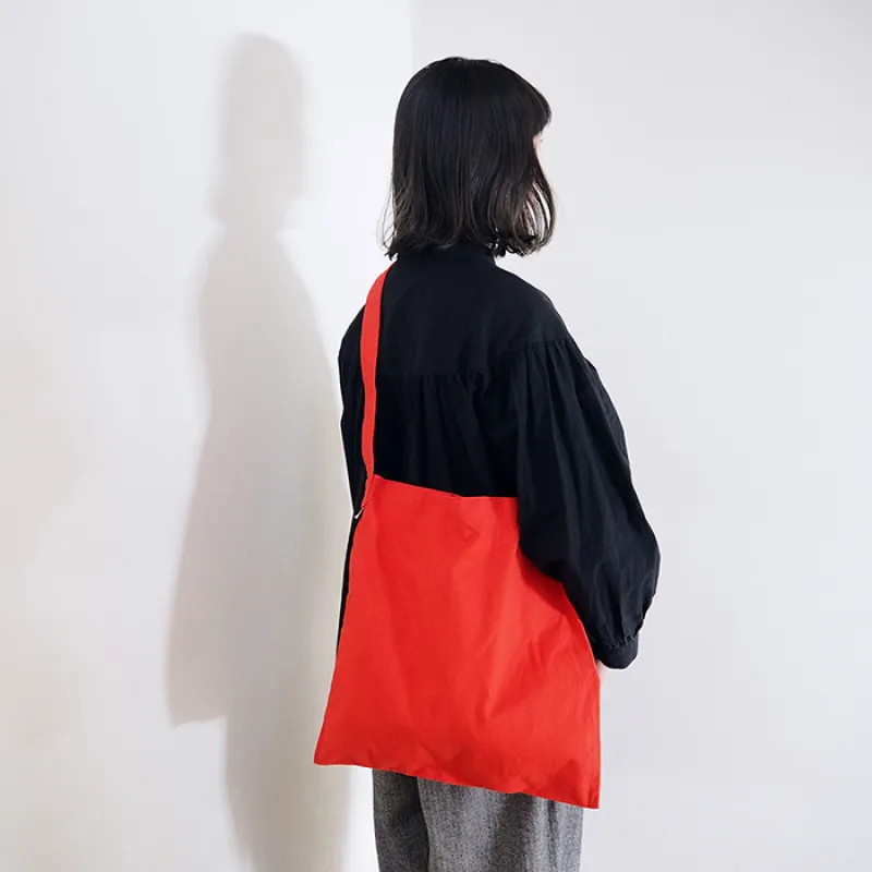 シンプルで軽く、老若男女問わずお使いいただける帆布バッグ。少し短めのショルダーで、斜め掛けのシルエットがかわいい。