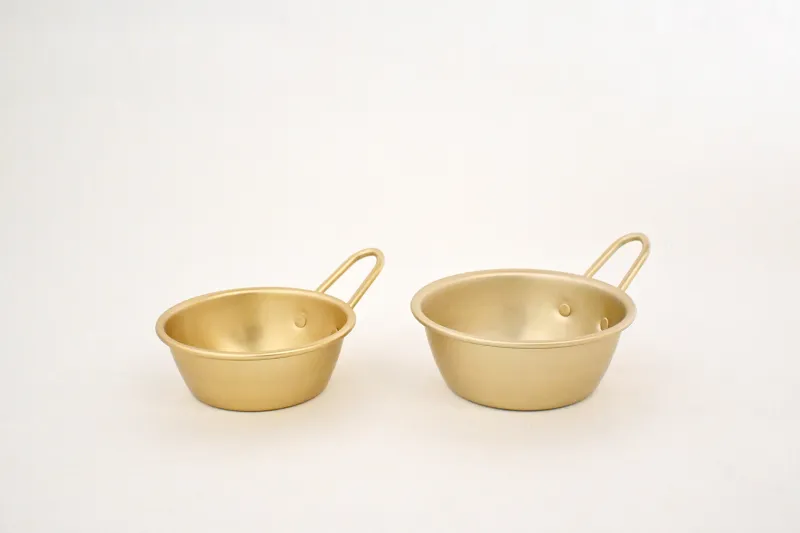 卵や調味料を混ぜたり、器としても使えて、あると便利で役立ちます。軽くて丈夫で、直火にかけられるので、キャンプでも大活躍！