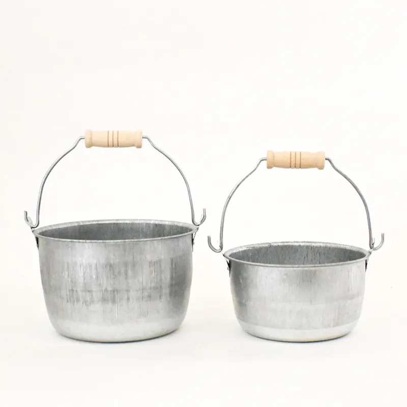 ひ杓の頭に持手をつけた松野屋オリジナルのバケツ。丸みのある形が愛らしく、様々な場所で幅広く役立ちます。