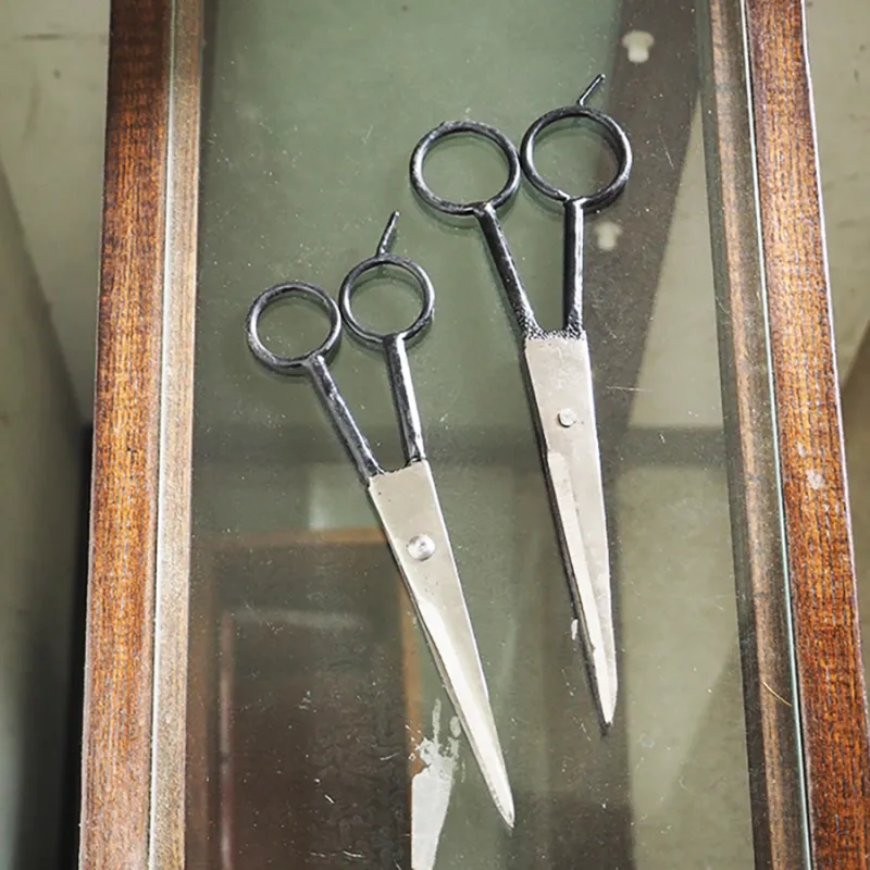 丸い持ち手と手仕事の温もりが魅力。切れ味良く使いやすく、置いても絵になるベトナムハサミです。