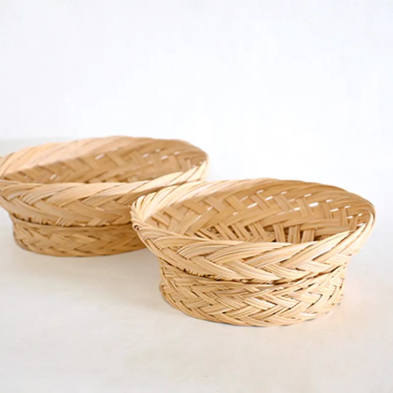 編み目が美しいニッパヤシラウンドトレイ。 高台が付いており通気性がよいので、ストックトレイとして重宝します。