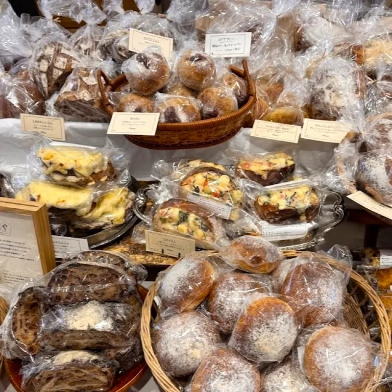 17日はもちもちの食事パンや菓子パンなど、パンを中心にお持ちします。