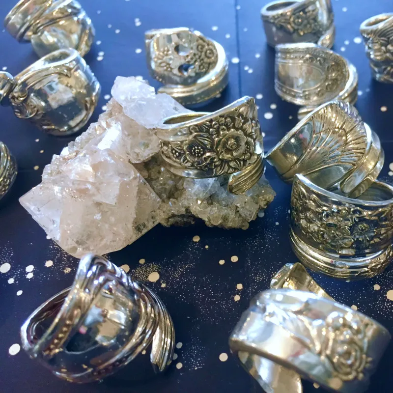 古いスプーンの柄を曲げて作ったリングです。通常の指輪にはないデザインや存在感をお楽しみください。