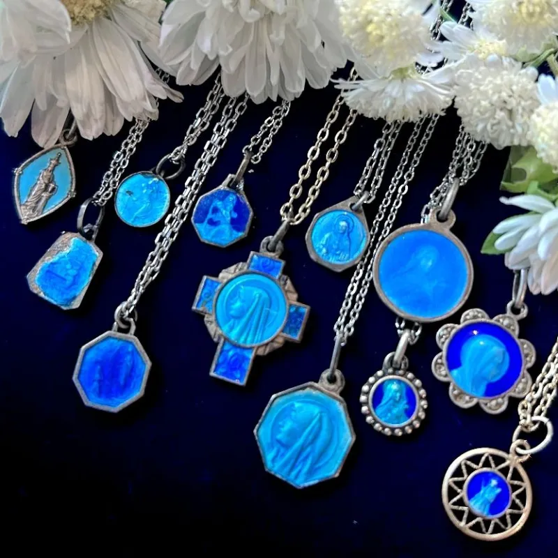 聖母マリアなどを浮き彫りにした古いメダイです。青いものだけでなく様々なモチーフ、テイストをご紹介します。