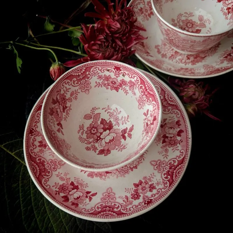 この画像はイメージですが、古いものならではの雰囲気を漂わせる茶器やグラスを色々とお持ちします。