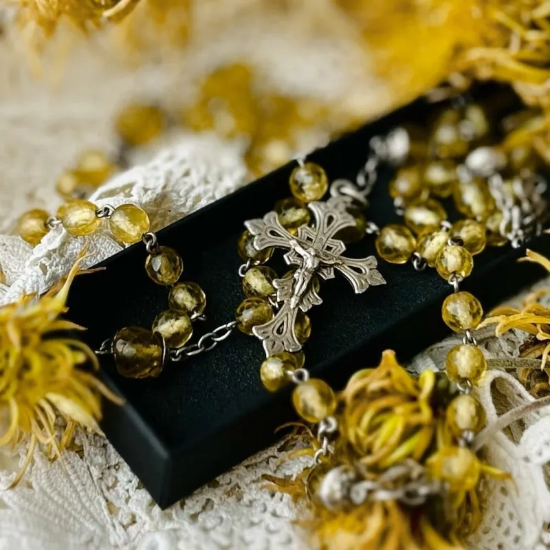 美しい黄昏色のガラスビーズを使ったロザリオです。「アヴェ・マリア」と唱える回数を数える時に使われました。