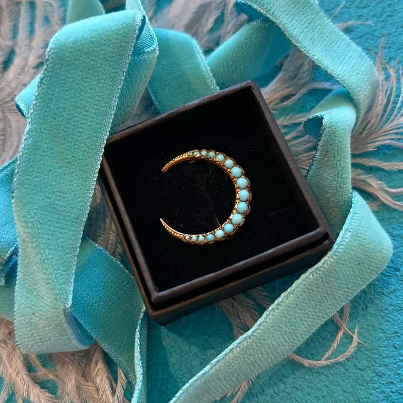 ミルキーな青が、澄んだ夜空に優しく照る月光を思わせるブローチです。他にも様々なアクセサリーをお持ちします。