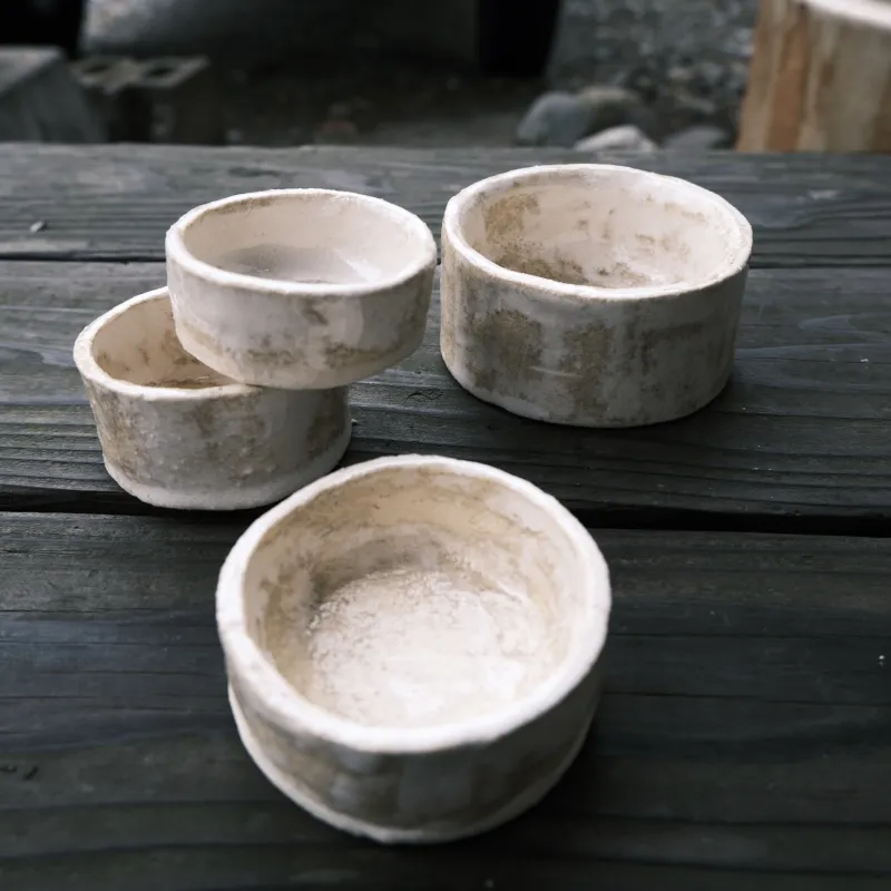 白土の柔らかな風合いの手のひらサイズの小さな入れものです。