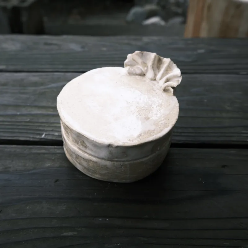 小さなフリルがアクセントの蓋がセットの入れものです。