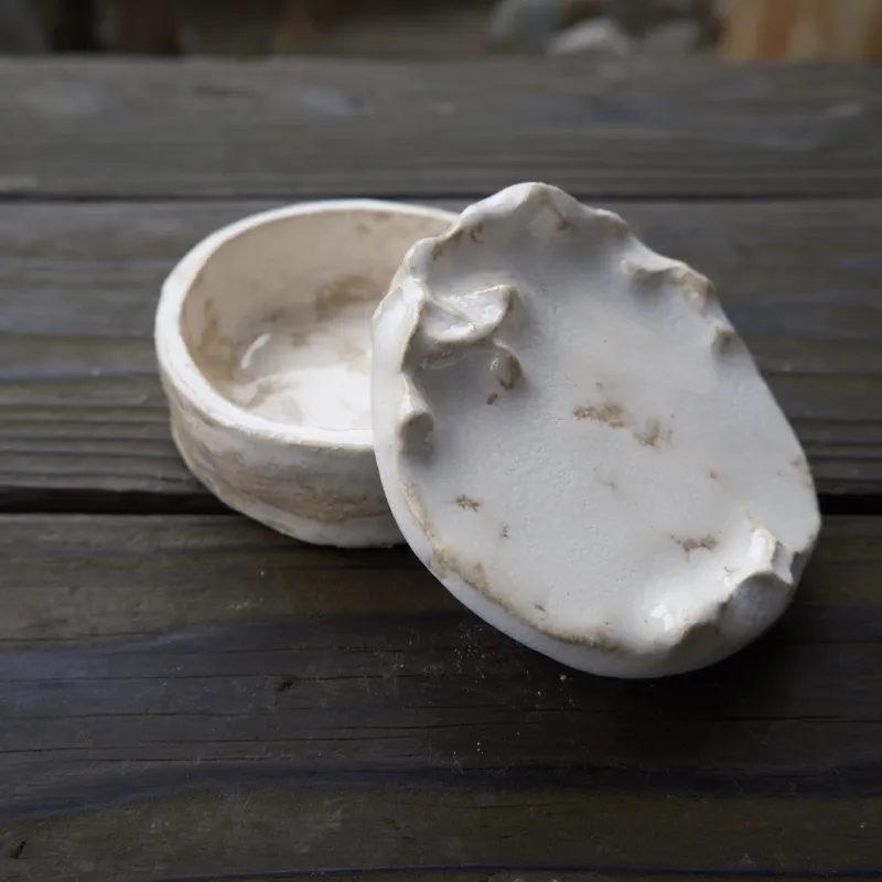 入れもののふたの飾りは全く同じ形はありません。お好きな形を見つけてください。