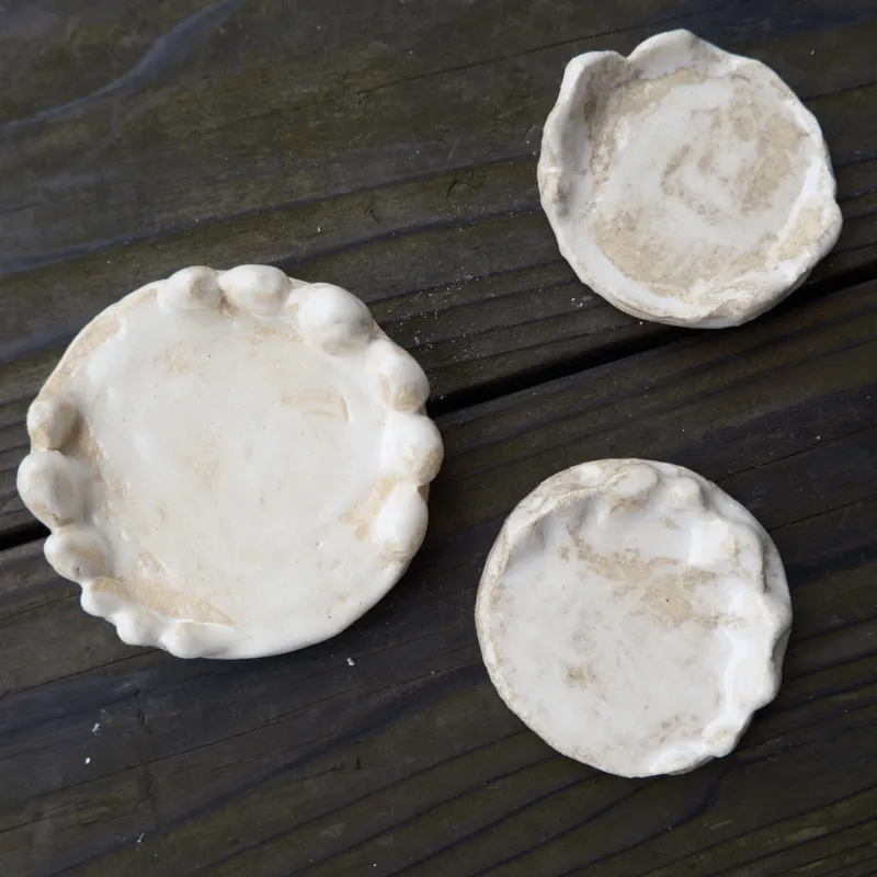 様々なフチ飾りがついた小皿たちもご用意しています。