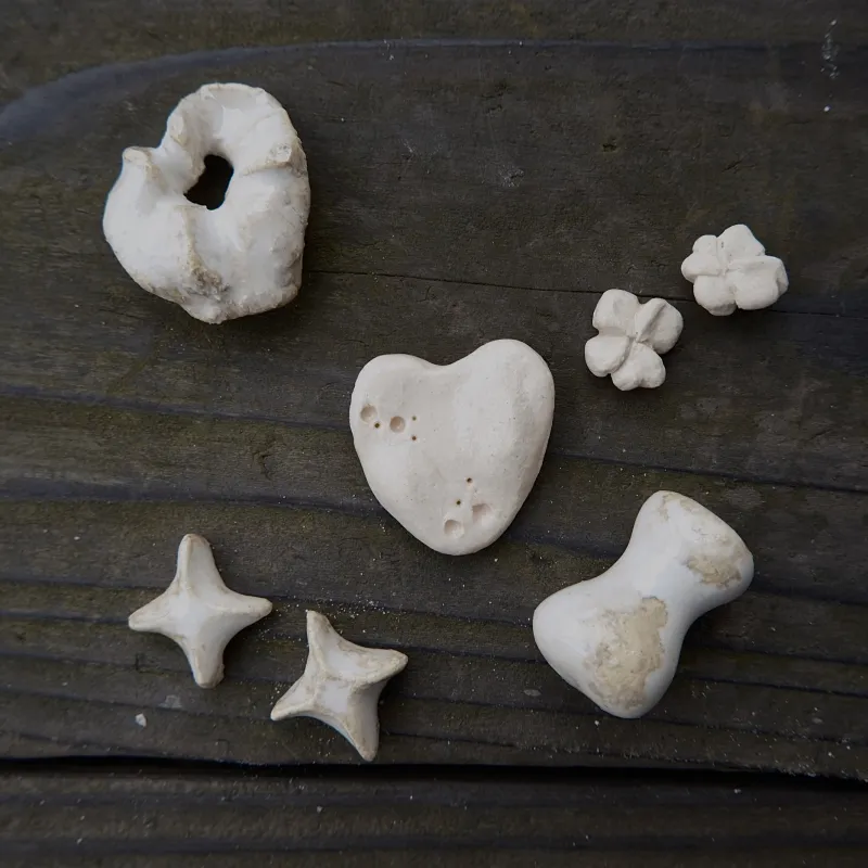 小さな様々なモチーフたちもいくつかご用意しています。お気に入りの形が見つかりますように。