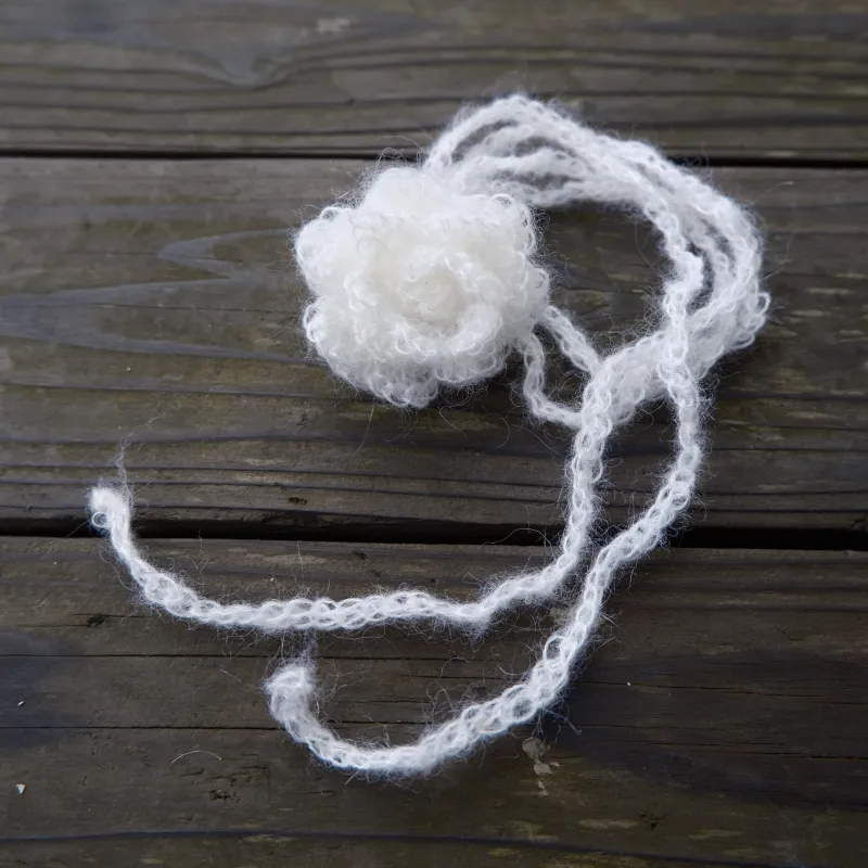 柔らかいモヘアの糸で編んだ花です。チョーカーとしても、飾りベルトとしても。