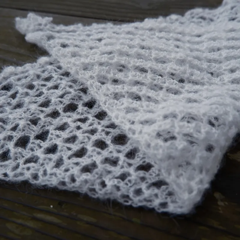 柔らかな糸で丁寧に編み上げた、繊細で軽やかな風合いが魅力のバブーシュカです。