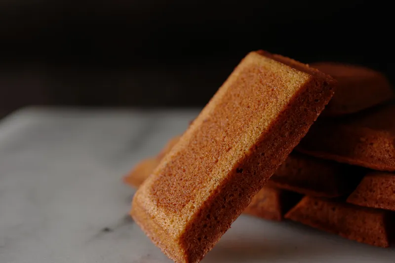 「フィナンシェ」ローストしたアーモンドを粗く刻み、焦しバターときび砂糖の旨みが広がる贅沢。お店の看板商品です。