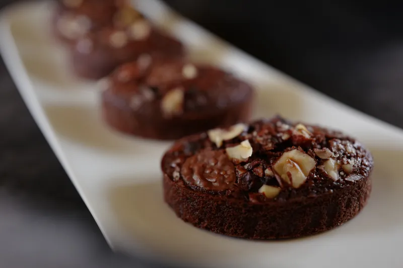 「フィナンシェ・ショコラ・ノワゼット」有機カカオとフランス産ショコラ、ヘーゼルナッツをリッチに配合したフィナンシェです。