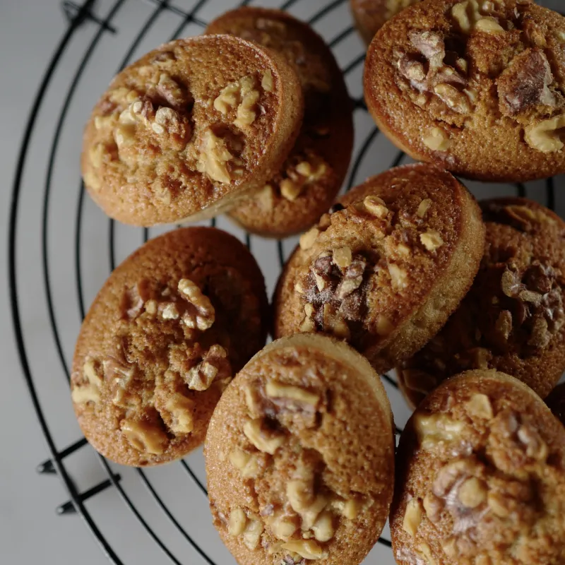 「フィナンシェ・メープル」有機メープルを使用し、くるみの苦味とメープルの重なりが心地よいです。