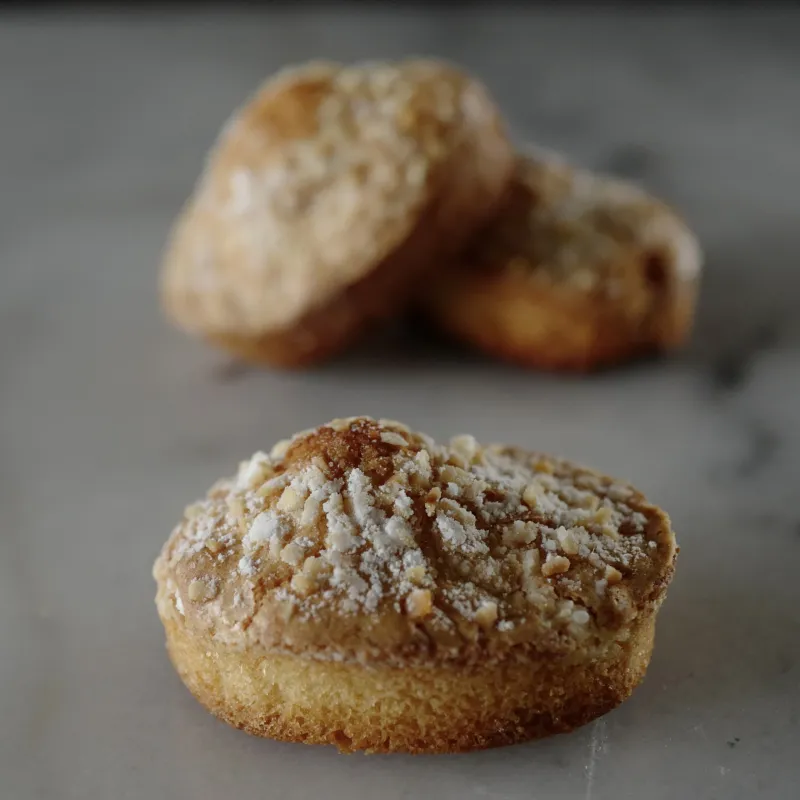 「オランジュリー」オレンジピールを生地に合わせたケーク。表面のナッツが良いアクセントに。