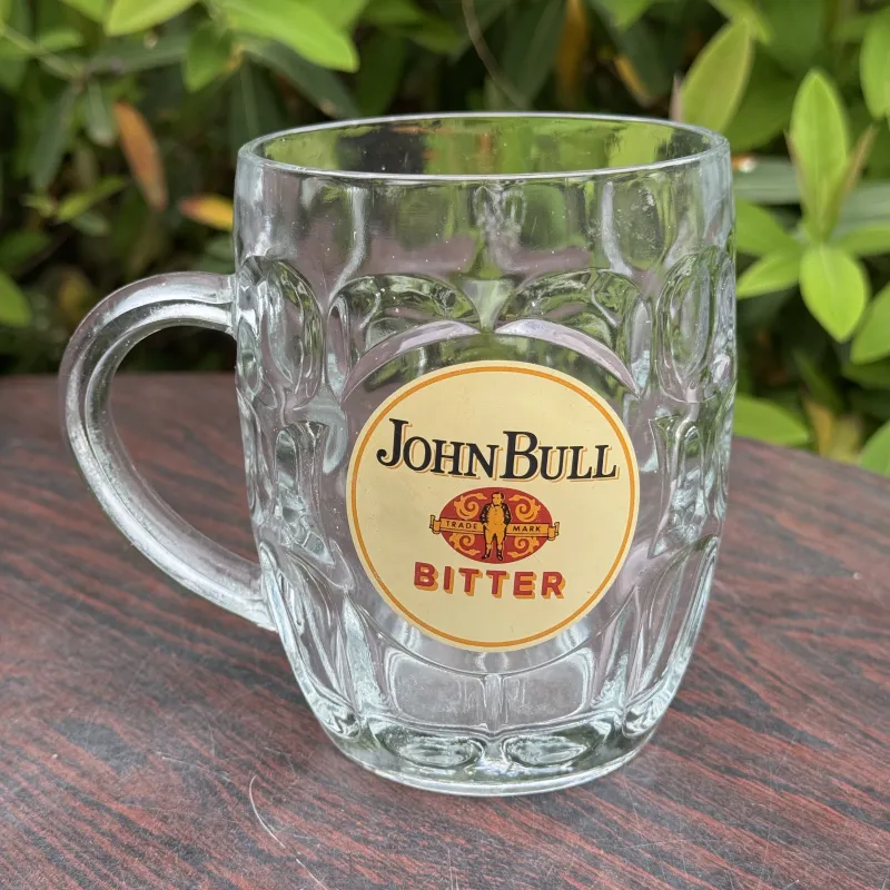 これから冷たいビールが飲みたくなる季節。イギリスのパブで使われていたビンテージビアジョッキはどうですか？