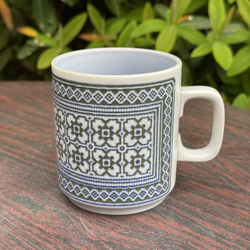 最近イギリスでも手に入りづらくなってきた「ホーンジー」。特にマグカップはレア。「Tapestry」パターン。