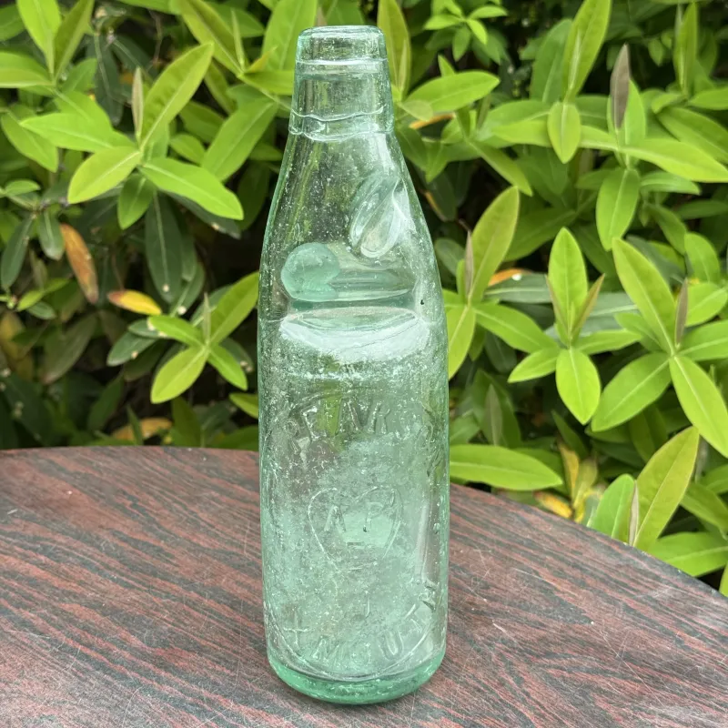 イギリスのラムネ（炭酸）瓶。豆知識ですけど、ラムネ瓶はイギリス発祥なんですよ！