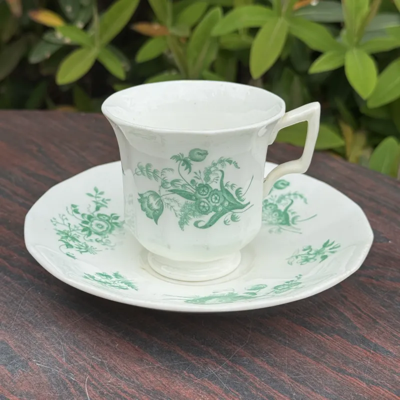 なんと1833年から1847年の間に作られたイギリスのカップ＆ソーサー。少なくとも180年前のもの！