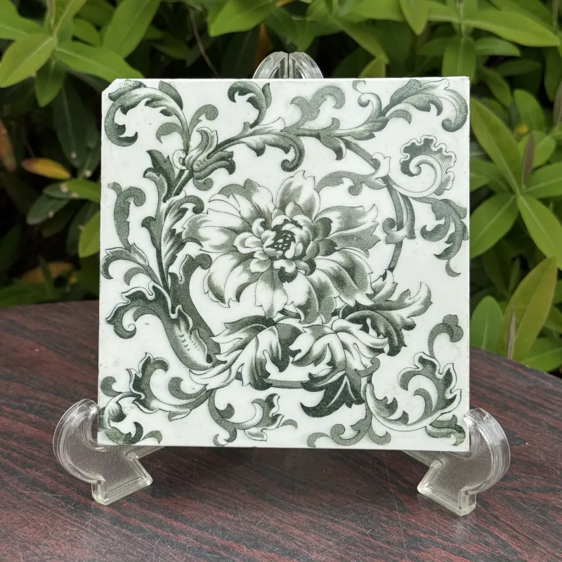 ビクトリア時代のタイルです。この時代の単色のデザインは店主のマイブーム！