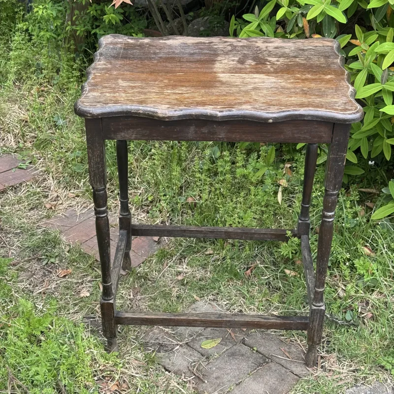 使い勝手の良さそうはイギリスのサイドテーブル。椅子や小家具をたくさんお持ちします。