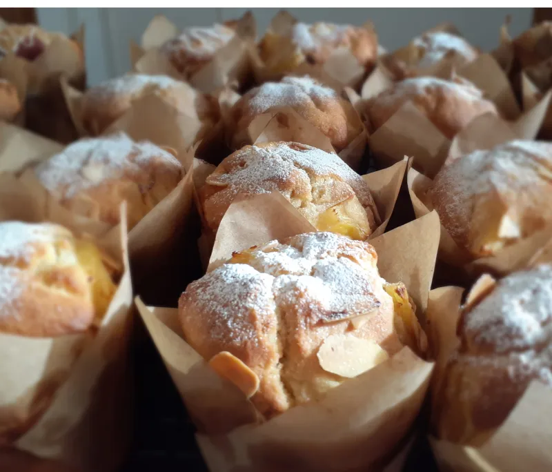 北海道産小麦、発酵バター、きび砂糖など。隠し味にサワークリームを加えたコクのある少しリッチな味わいです。