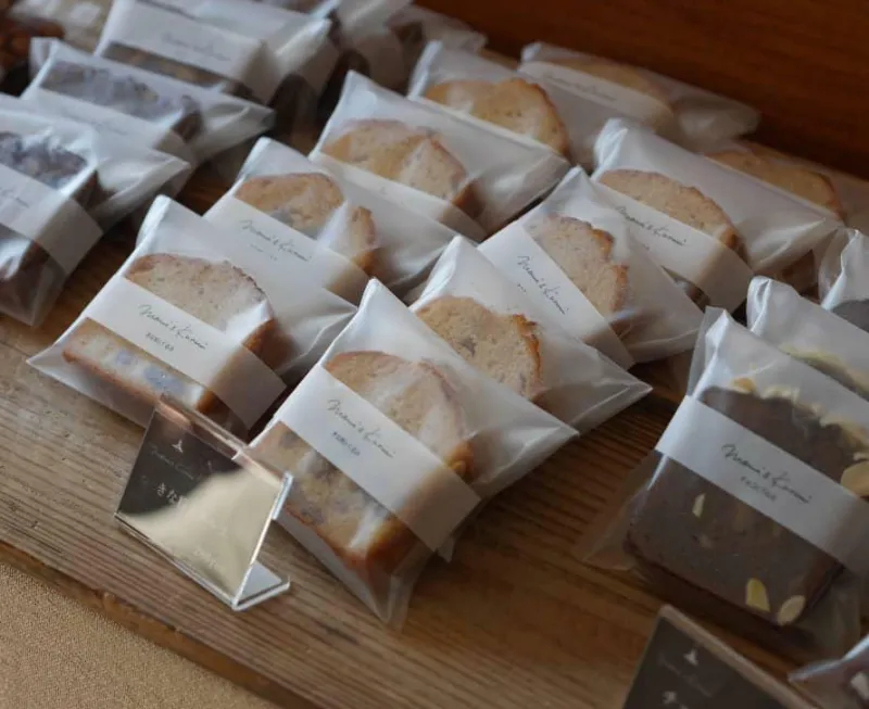 発酵バターを贅沢に混ぜ込んだ、しっとり食感のパウンドケーキです。