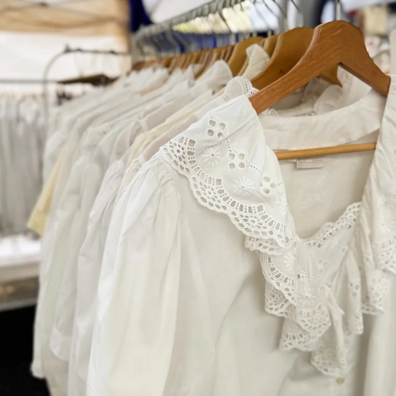 トレンドに左右されないヨーロッパのヴィンテージ ブラウス。不動の人気です。いろんなタイプのデザインに出会えます。