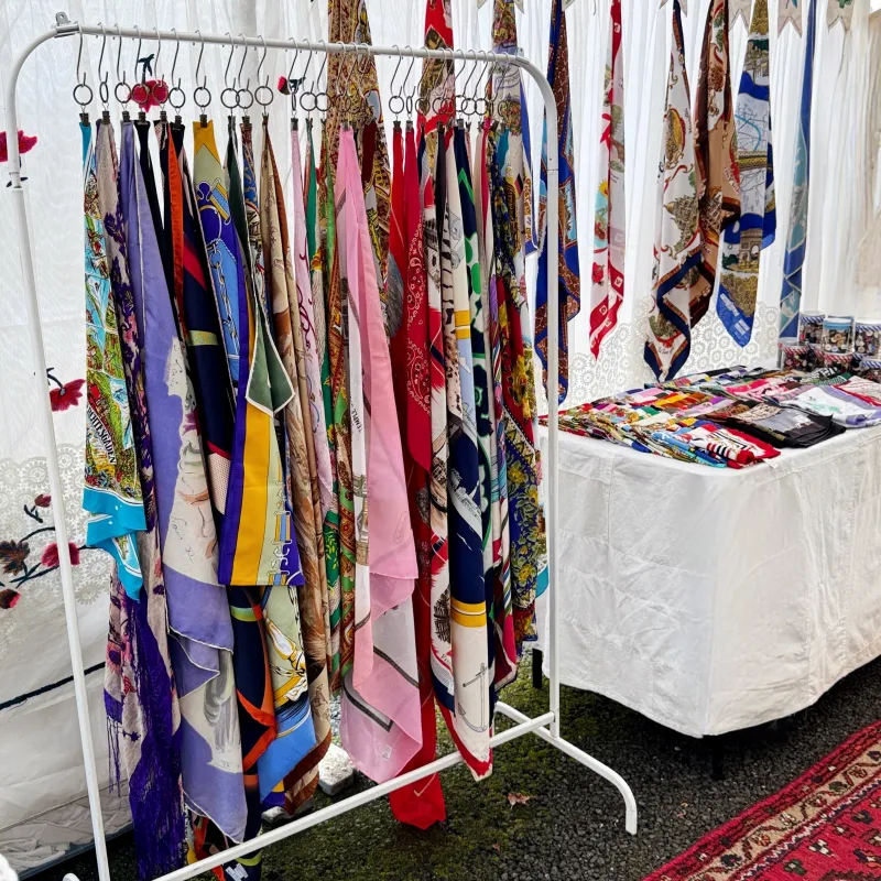 ヨーロッパ各国のヴィンテージ・スカーフ。年間を通して探し続け、セレクトしてきたものばかりです。すばらしいコレクション。