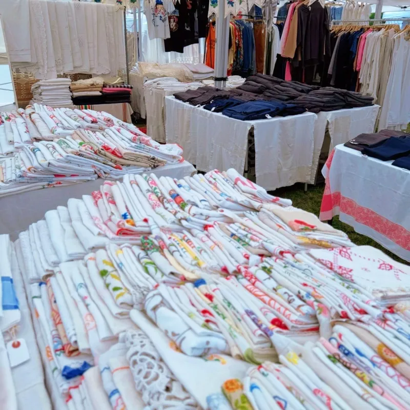 ヨーロッパ各国から集めた刺しゅうクロス。サイズもさまざま。手のひらサイズからベッドサイズまで。ハンドメイド刺しゅうです。