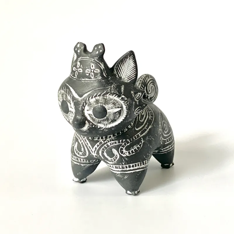 遮光器土偶みたいな犬、ドッグゥ。3Dプリント品に手彩色で、本物の土偶のような質感です。