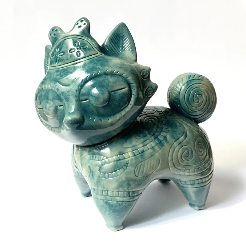 遮光器土偶犬「ドッグゥ」のソフビです。マーブル模様で、思いがけず陶器のような仕上がり。