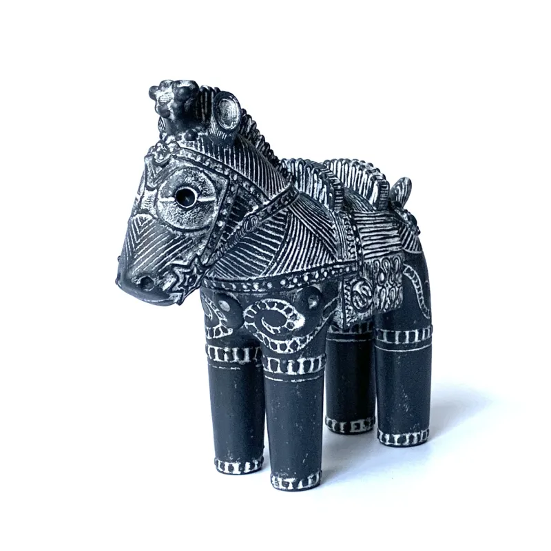 遮光器土偶の馬「ドグウマ」です。2026年の干支にちなんで作ってみました。埴輪から土偶への先祖帰り？