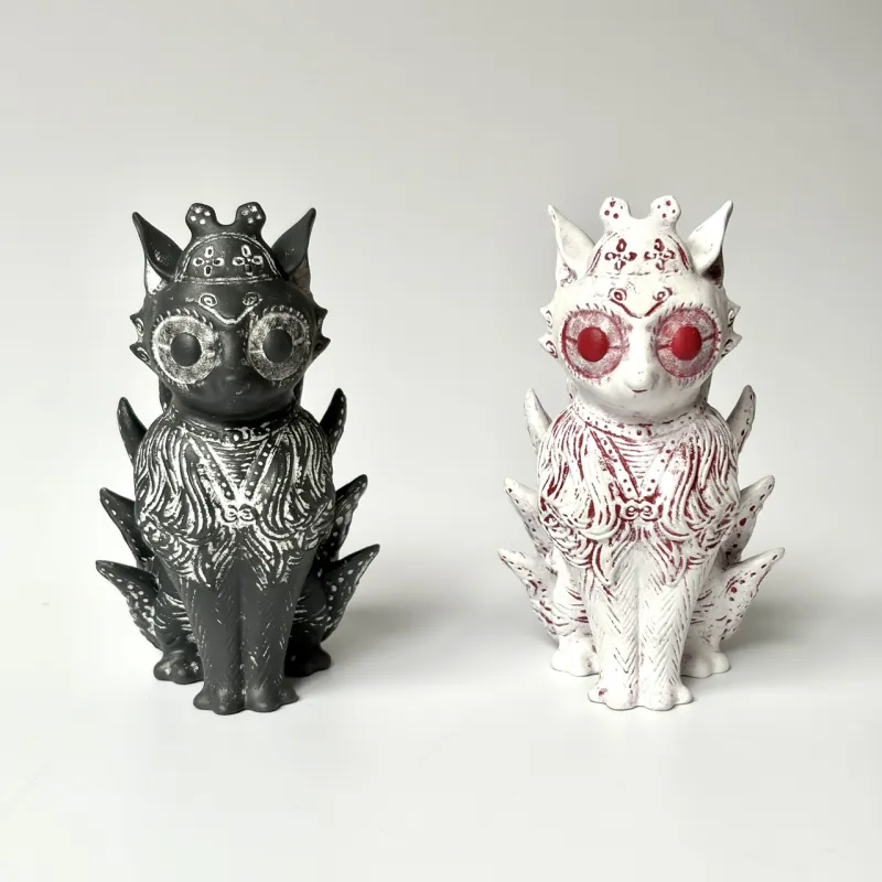 「九尾の狐」の土偶です。土偶にしては異例の「白に赤目」が、よりお狐様らしい。