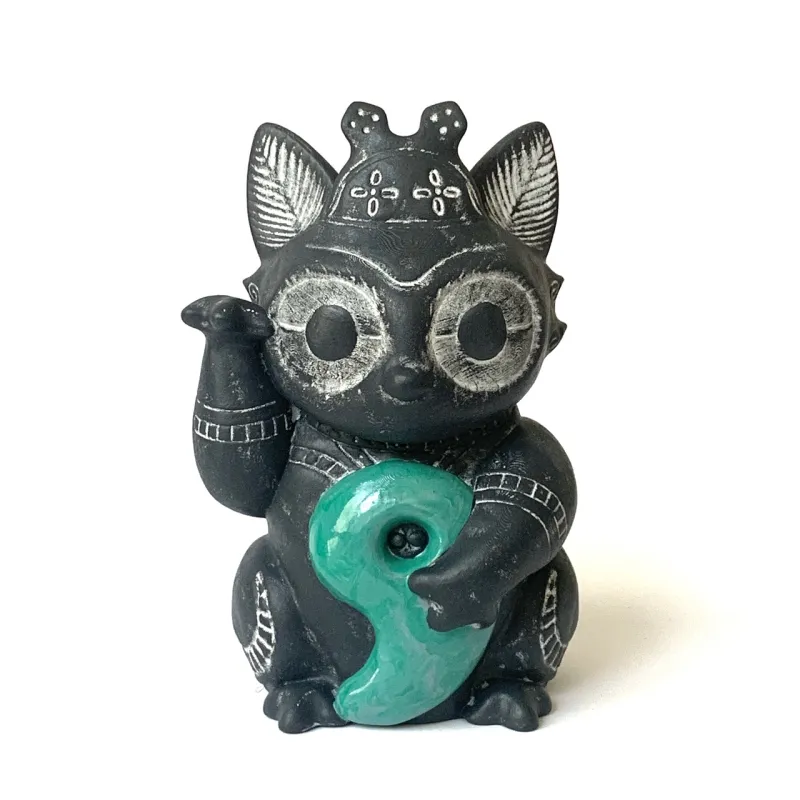 遮光器土偶犬「ドッグゥ」の番外編。勾玉を抱かせてみました。招きドッグゥ？　猫？　どちらでも、あなたの思うままに。