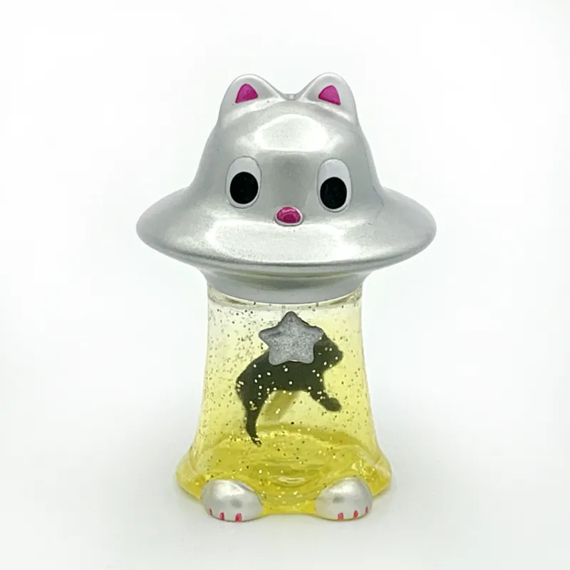 UFOに連れ去られつつもそのUFOを乗っ取り返して帰還した勇敢な猫、「アブニャン」のソフビです。