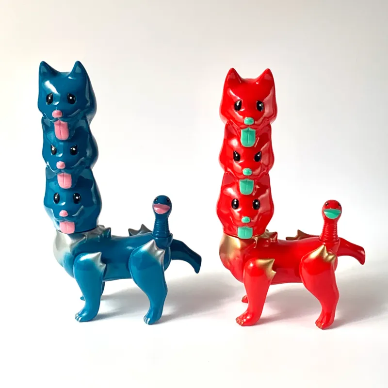 首が横にでなく、縦に3つ並んだ大変なケルベロス。ギリシャ神話のとおり、尻尾は蛇。いろいろなポーズで遊んでください。