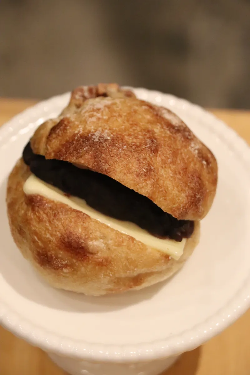 東京蚤の市限定！　自家製粒あんことよつ葉バターを特別にご用意したくるみ入りライ麦ぱんにご用意。