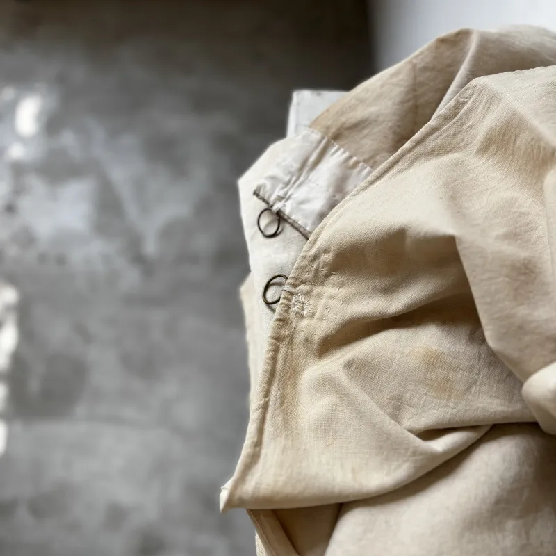 味のある少し厚手の生地。ちくちく補修跡が良い雰囲気なのです。