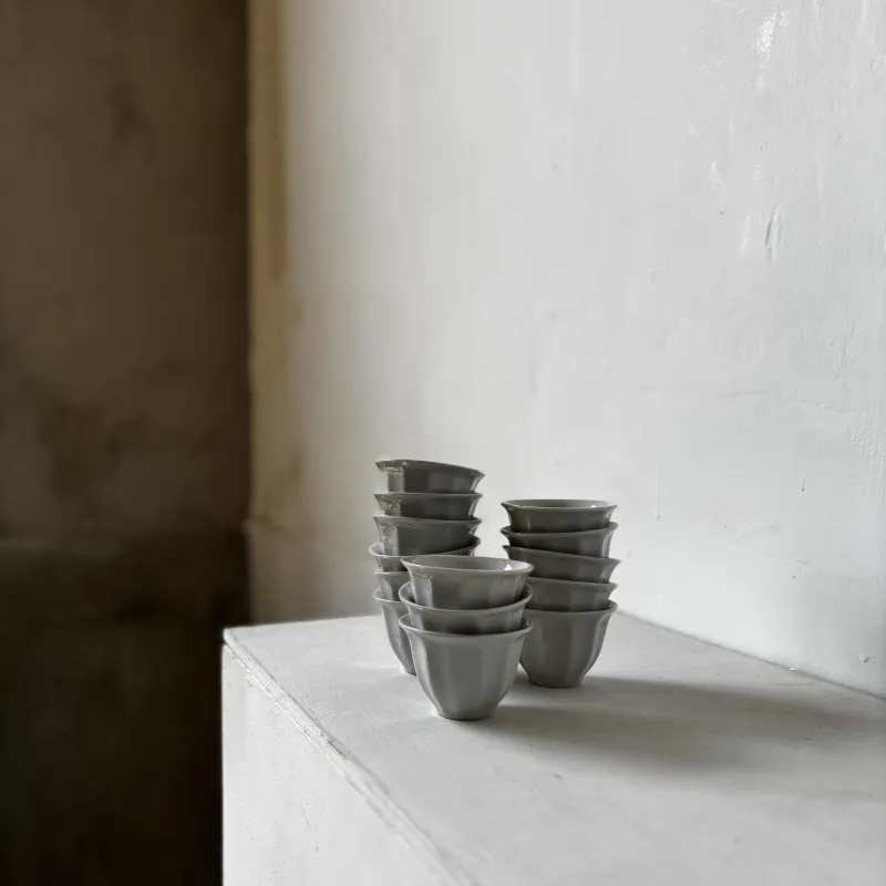 デッドストックの小さな白磁カップ。中国茶、デザート、小鉢など幅広くお使いいただけます。