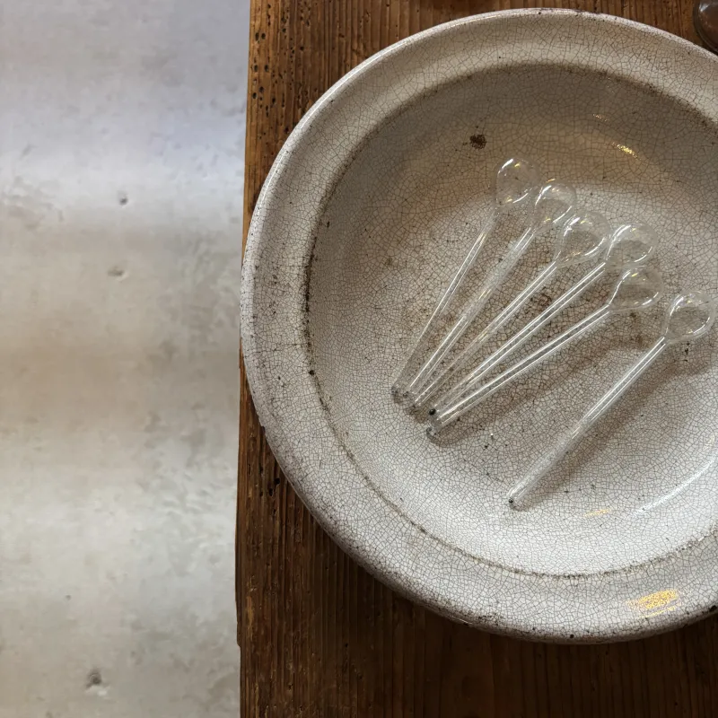 ゴム風船を作る時の道具だそう。ゆらゆらガラスは見ているだけで涼しげ。マドラーにしても良さそうです。