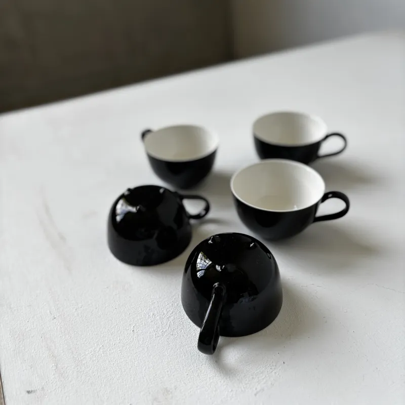 白黒の足付きカップはデッドストックのもの。カップ類も色々お待ちします。