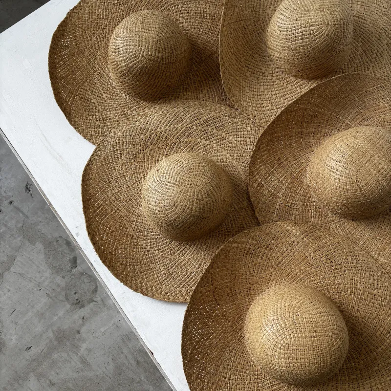 日本の帽子工事に眠っていた麦わら帽子。これからの季節にぜひお使いください。