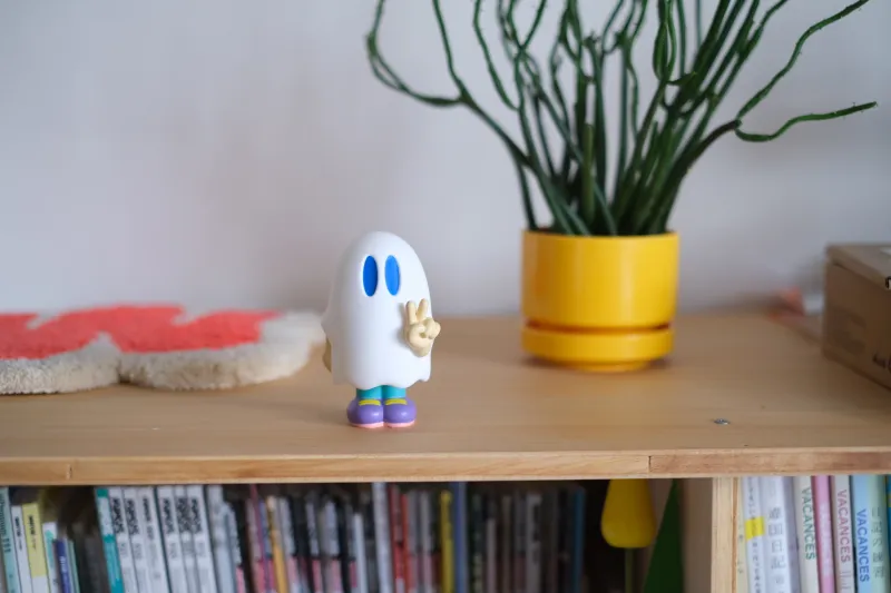 「CHIMNEY」の人気キャラクター「ピースおばけちゃん」のソフビ