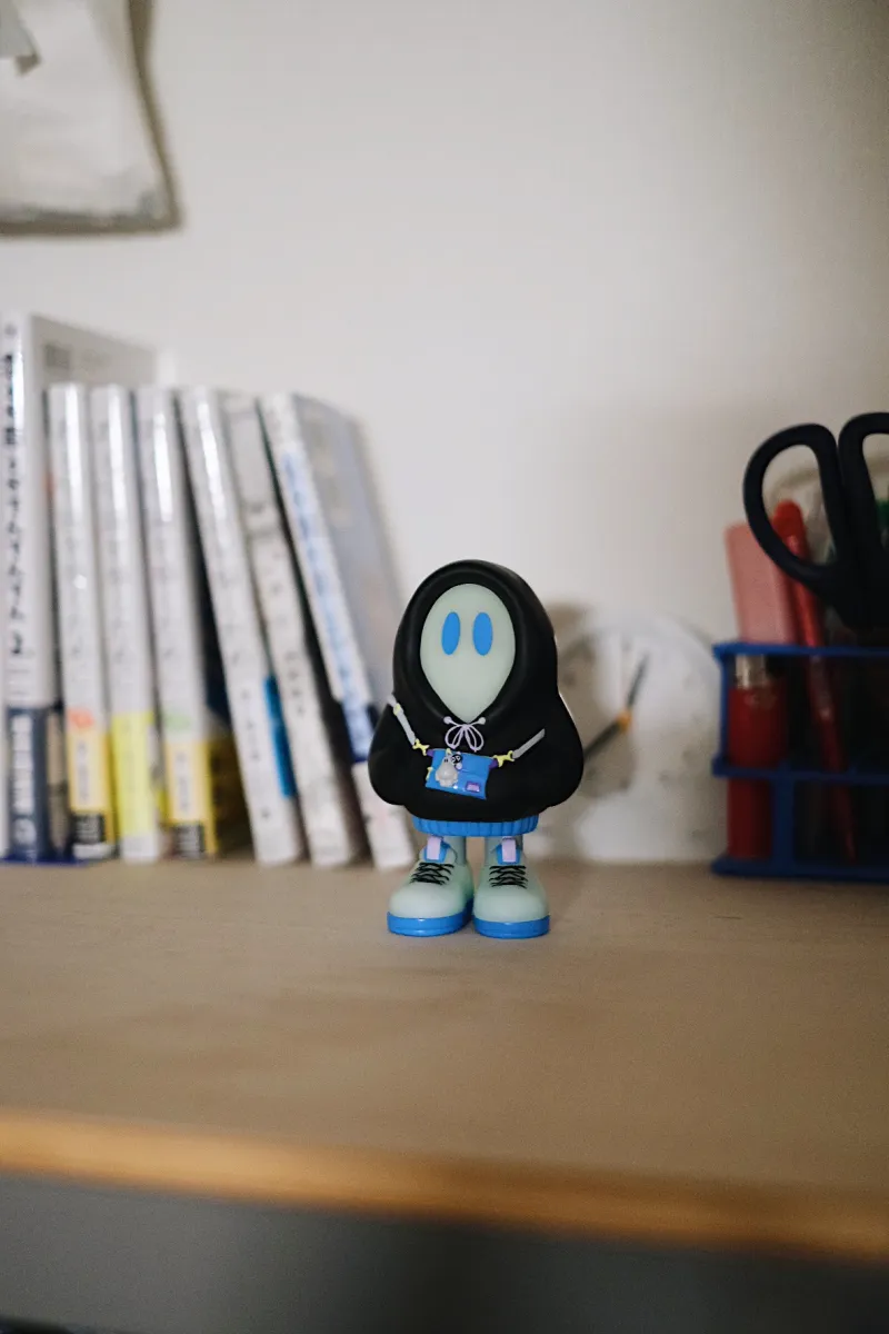 ストリート系新作、「フードかぶりおばけちゃん」のソフビ[蓄光BLACK]