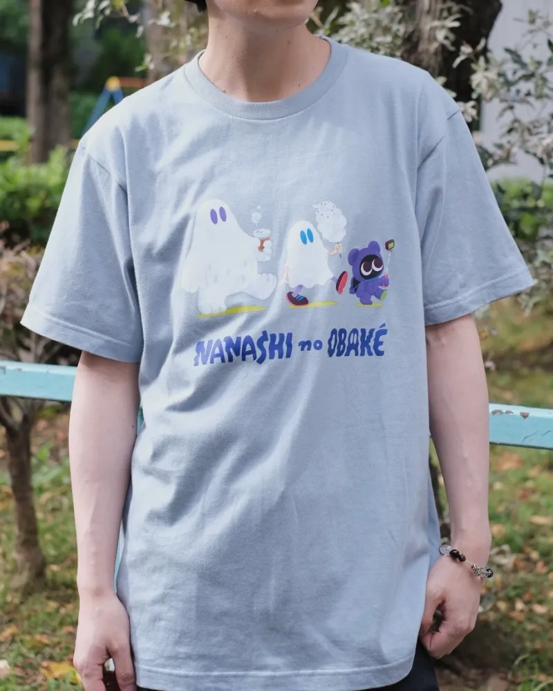 「おばけちゃん」「イエティ君」がお散歩を楽しんでいるイラストがかわいいTシャツ